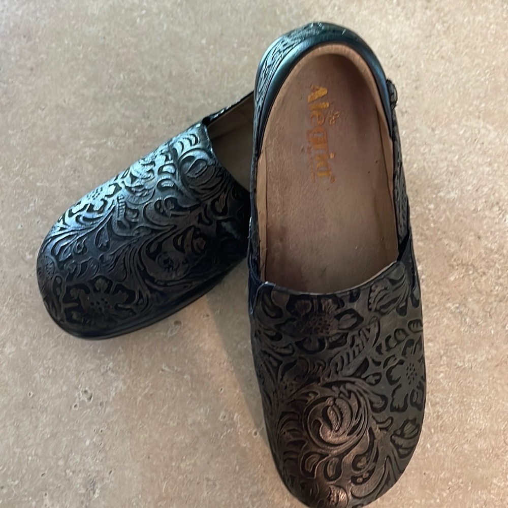 Algeria shoes size 40 gently used, no scuffs, stains, rips or tears. Brown